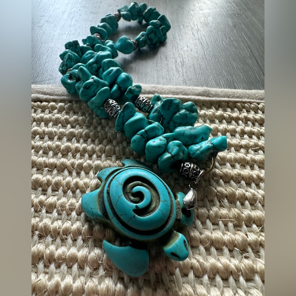 Turquoise Turtle Pendant Stretch Necklace